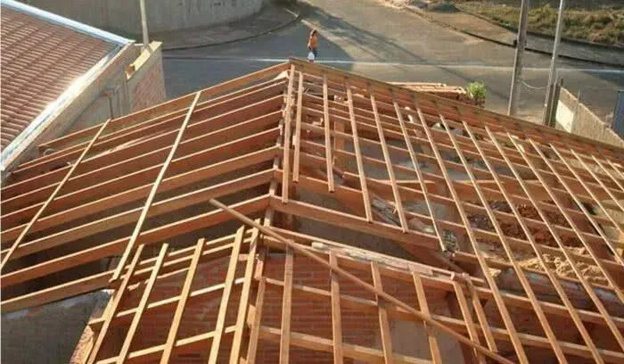 Faço serviço pedreiro e carpinteiro