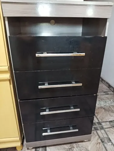 Vendo cômoda com 4 gavetas