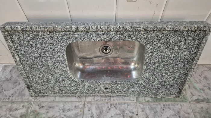 Pia de lavar pratos de granito e cuba inox R$249,00