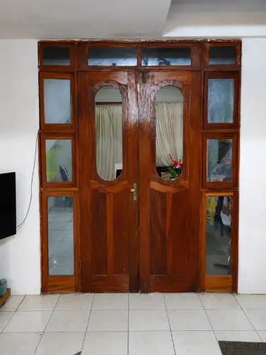 PORTA DE MADEIRA MACIÇA PREMIUM - ELEGÂNCIA E DURABILIDADE