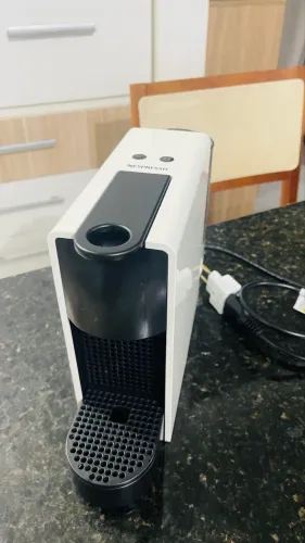 Cafeteira nespresso essenza mini