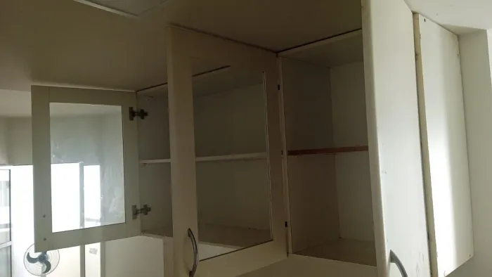 Armário de parede em MDF bem conservado