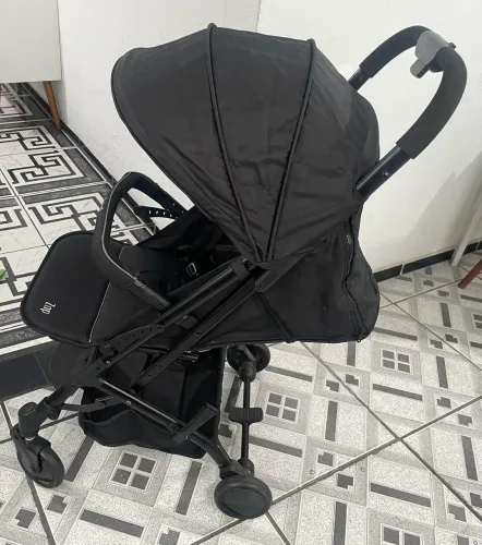 Carrinho de bebê Burigotto Zap dobrável e compacto