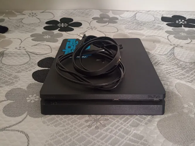 ? PlayStation 4 Slim + 4 Controles + 4 Jogos ?