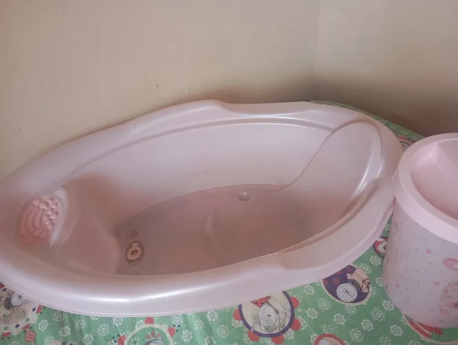 Banheira e lixeirinha de bebê