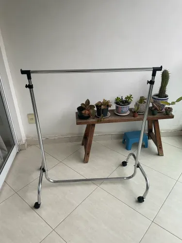 Arara de roupa tamanho médio