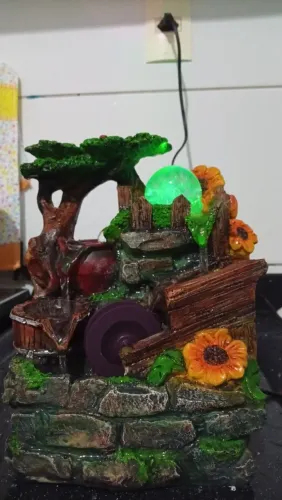 Fonte de água com luzes coloridas pequena de estante (25cmx16cm)