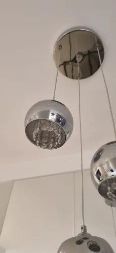 Lustre pendente de 3 esferas cromadas com cristais