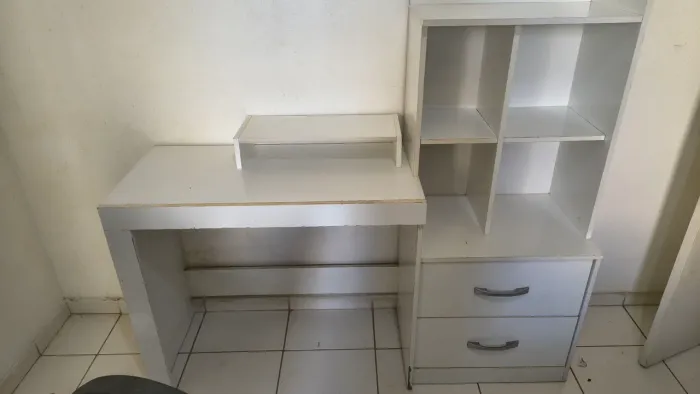 Escrivaninha com 2 gavetas grandes