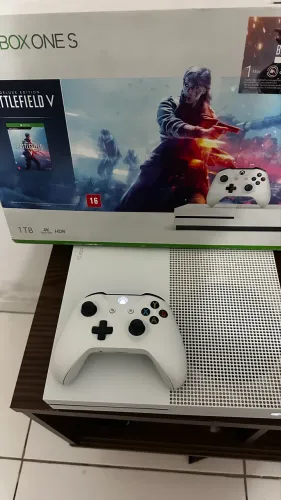 Impecável !!na caixa !!Xbox One S 1TB controles