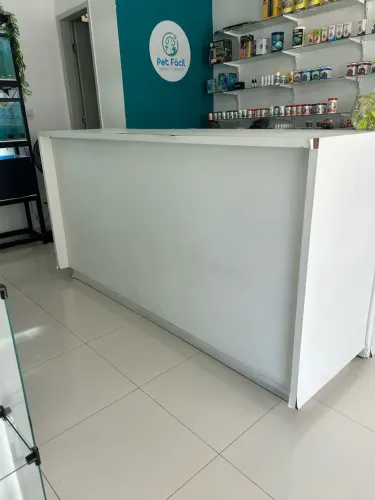 Balcão branco para loja ou recepção