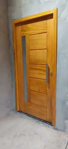 Porta em madeira de qualidade.