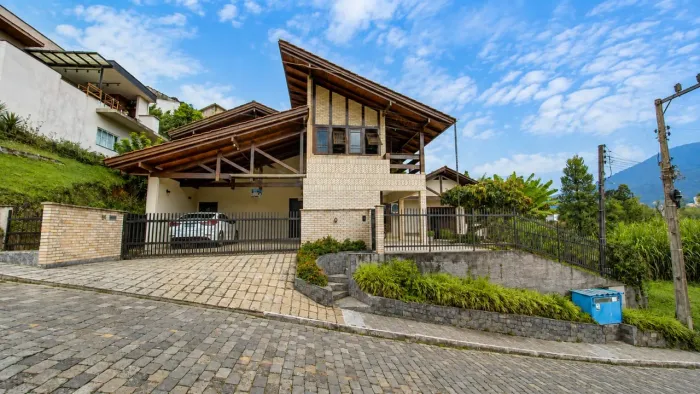 CASA ESPAÇOSA E ACONCHEGANTE NO CENTRO DE POMERODE!!