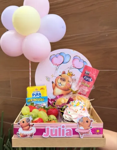 Festa na caixa com mini bolo e guloseimas