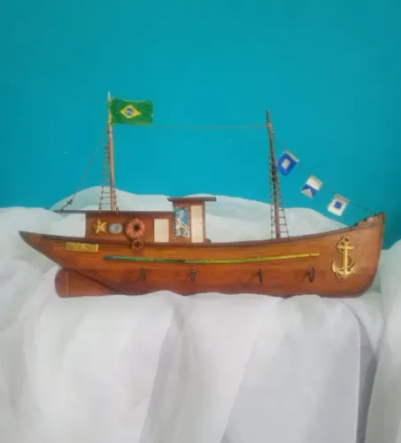 Antigo porta chaves náutico em forma de barco em madeira