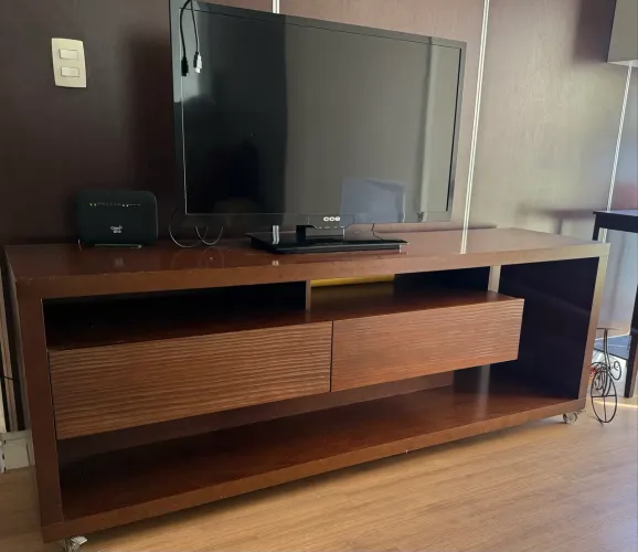 rack para TV de madeira/MDF amadeirado Casa Bela