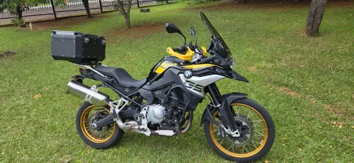 BMW GS F 850 EDIÇÃO 40 ANOS KIT BAIXO COM ACESSÓRIOS E CAPACETE