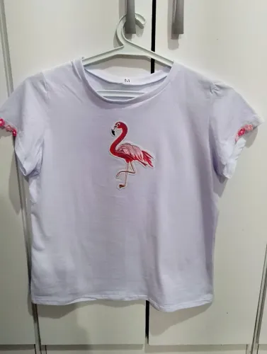 Blusa M famingo bordado e florzinhas na manga