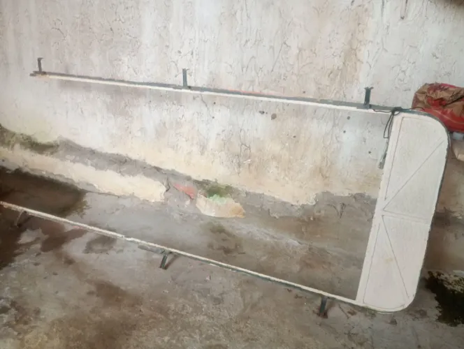Porta de ferro maciço. Com aduelo de ferro