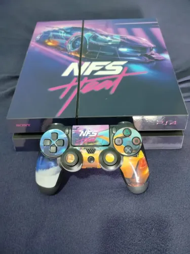 PS4 com 2 controles 