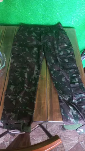 Fardamento completo. Calça, gôndola, coturno e coiote.