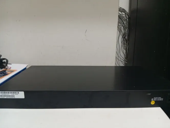 Switch HPE OfficeConnect 1920S (Modelo JL381A) de 24 portas Gigabit.