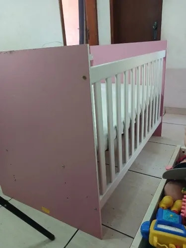 Berço branco e rosa