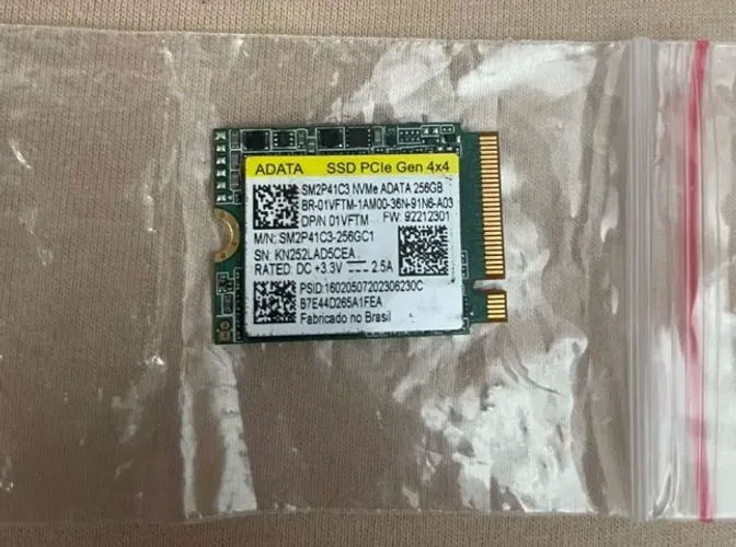 SSD ADATA de 256 GB, modelo SM2P41C3, projetado com um formato compacto M.2 2230