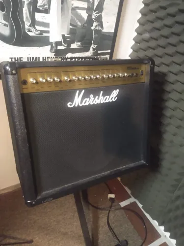 Amplificador Marshall MG 100 DFX + Footswitch