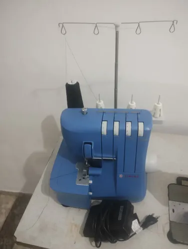 Vendo máquina overlock azulzinha Singer!