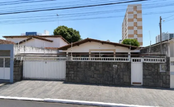 Casa ampla com piscina, poço artesiano e 3 quartos nos Expedicionários. Excelente localiza