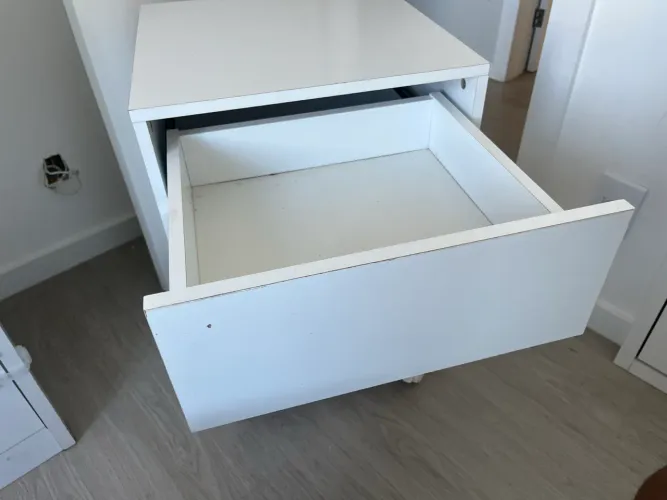 Gaveteiro em MDP branco e com rodízios largura 45cm x comprimento 45cm x altura total 66cm