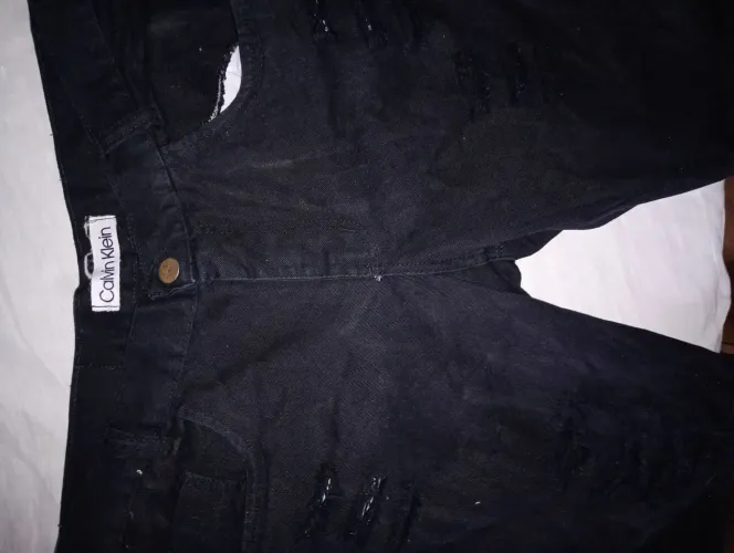 Vendo uma linda bermuda jeans Calvin klain top. Entrego 