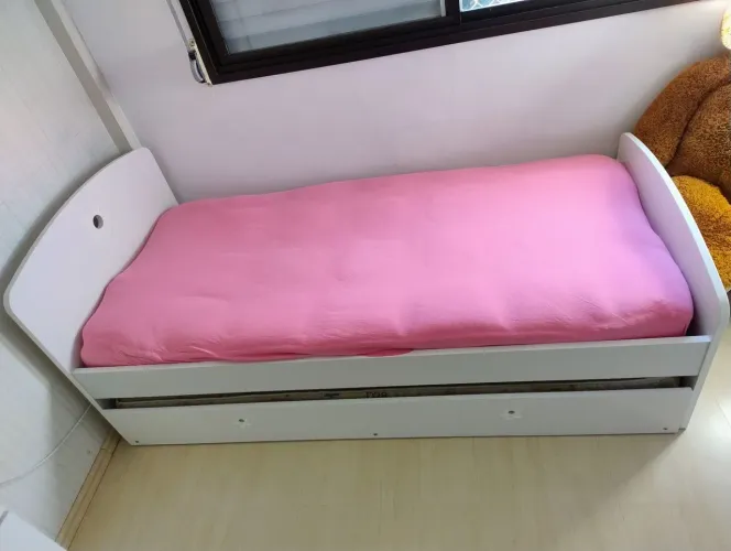Cama de solteiro da Tokstok da marca Patchflower com cama auxiliar.