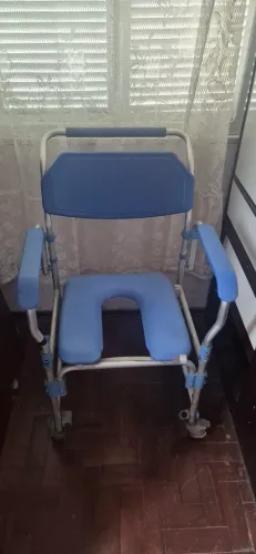 Cadeira de Banho com Rodas e Assento Sanitário