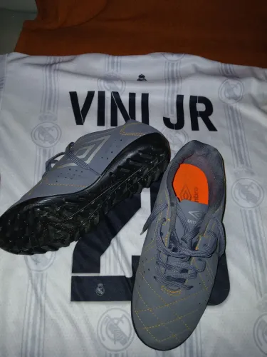 Chuteira e camisa a venda 