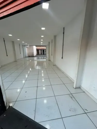 Loja com parte intrena com escritorio
