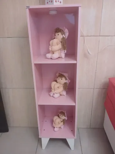 Armário pra quarto de menina acompanha as bonecas