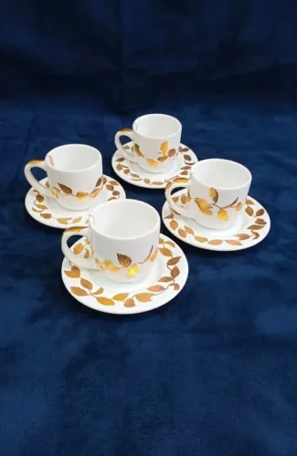 Jogo com 4 xícaras de café, "demitasse e pires", estilo vintage em porcelana branca.