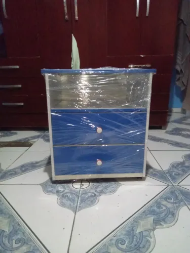 Criado mudo com duas gavetas e uma prateleira