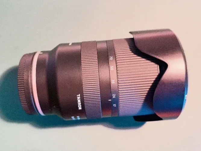 Lente Tamron 17-70mm f/2.8 Di III-A VC RXD para Sony E - Na Caixa e Impecável