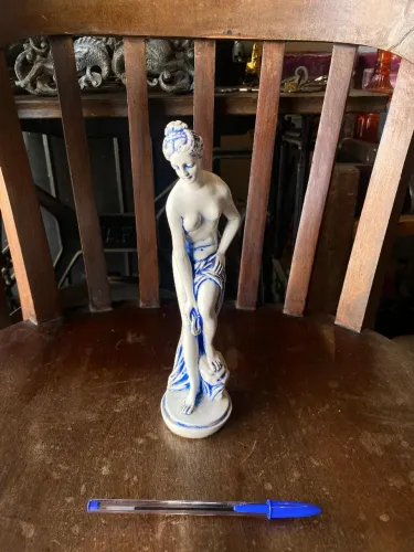 Antiga escultura feminina em gesso (ref:239)