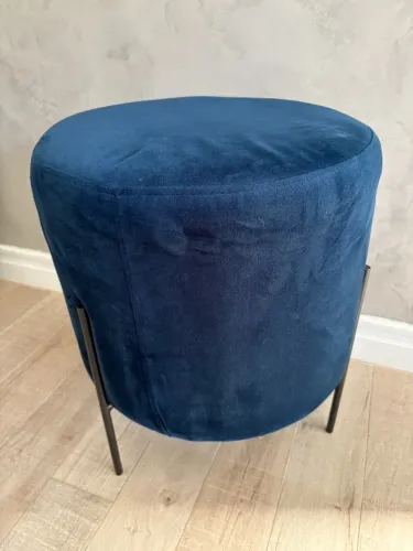 Puff Redondo Veludo Azul Marinho 40cm diametro x 50 cm altura com pés metálicos - Moderno