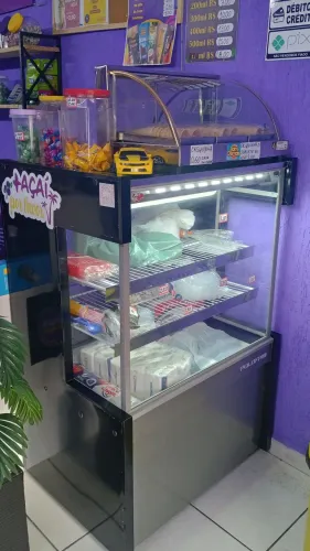 Balcão caixa, expositor com iluminação.