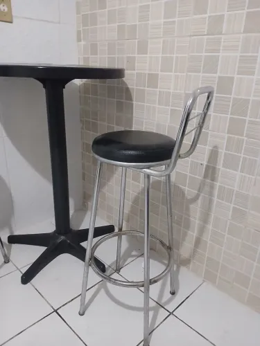 Mesa alta mais banquetas.