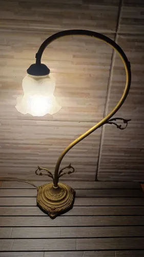 Abajur de mesa estilo clássico (Art Nouveau) com estrutura metálica -altura 63 cm