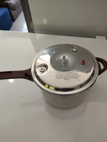 Panela de pressão sem o pino e sem a trava do cabo