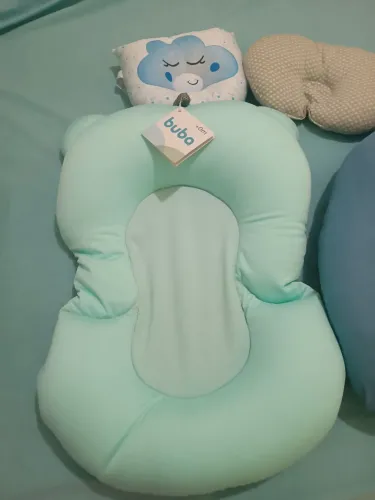 Itens para bebê: almofada de amamentação, almofada para banho da Buba, travesseiros
