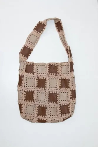 Bolsa artesanal de couro com crochê