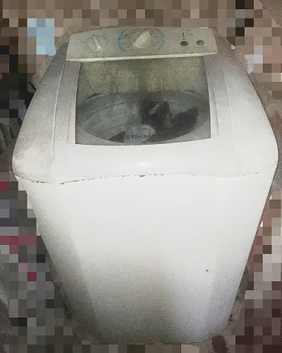 Máquina de lavar com defeito para sair logo.